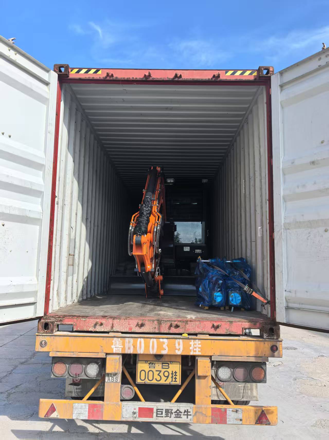 Två 6,5T grävmaskiner har skickats