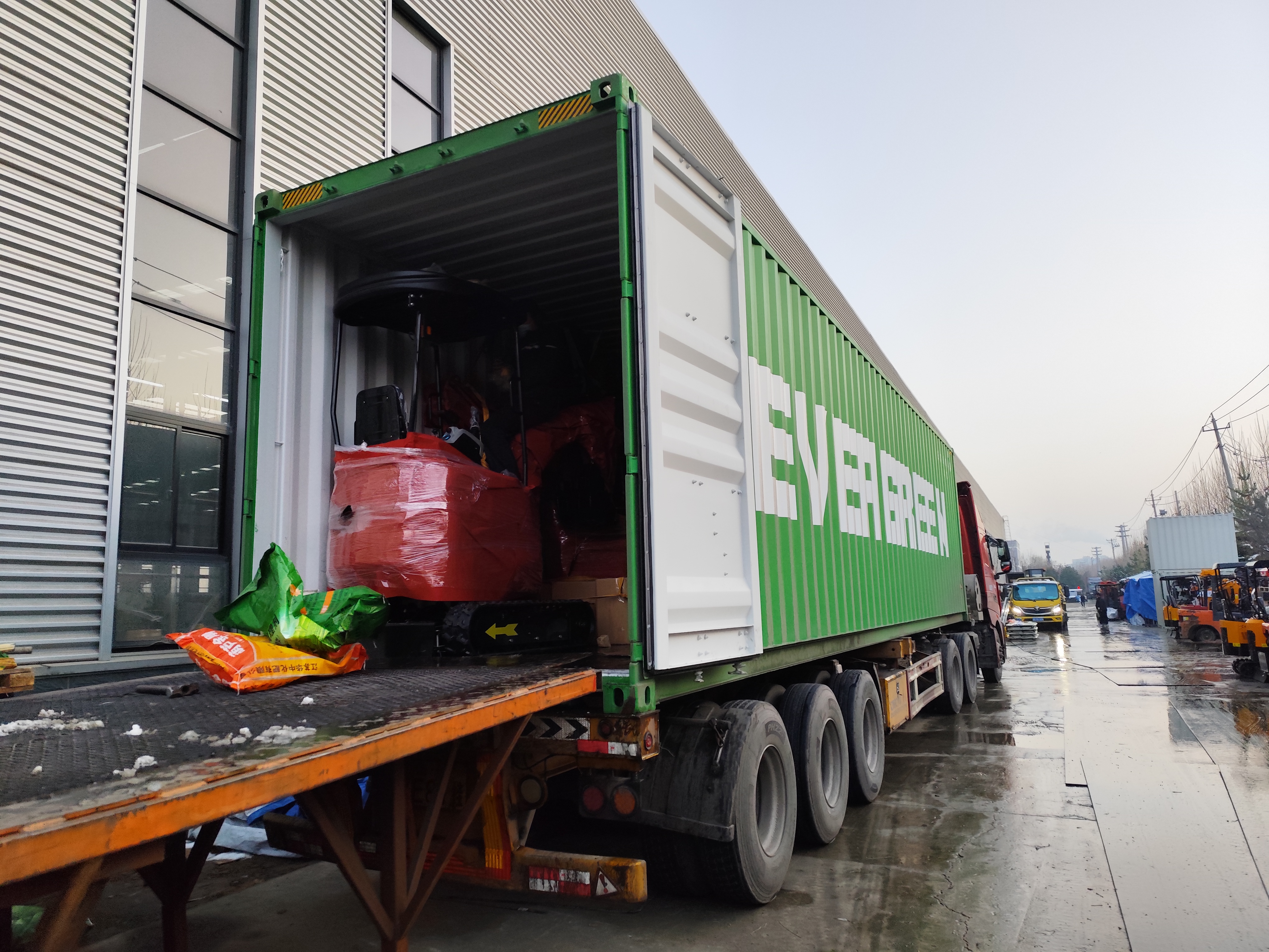 Fransk kundtillverkning av minigrävare färdigställd och skickad