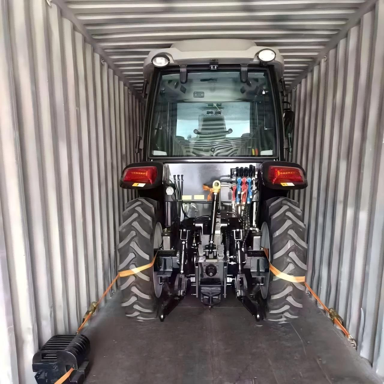 50HP-traktorn anpassad för den panamanska kunden har levererats.